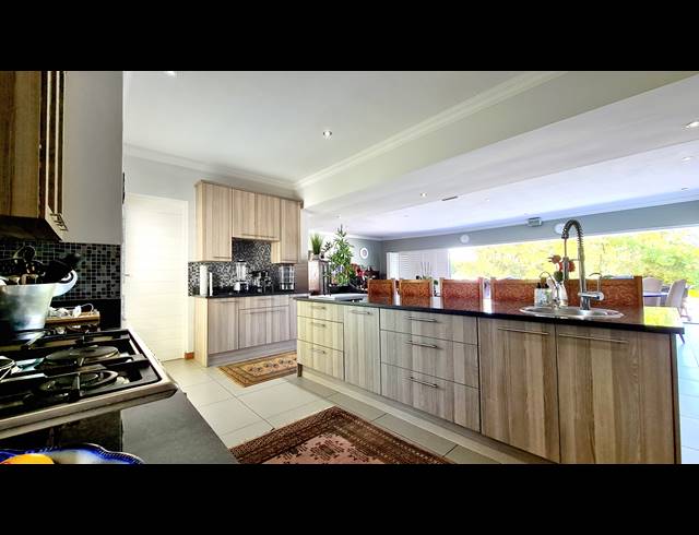 5 BEDROOM HOUSE FOR SALE IN LEEUWFONTEIN ESTATE
